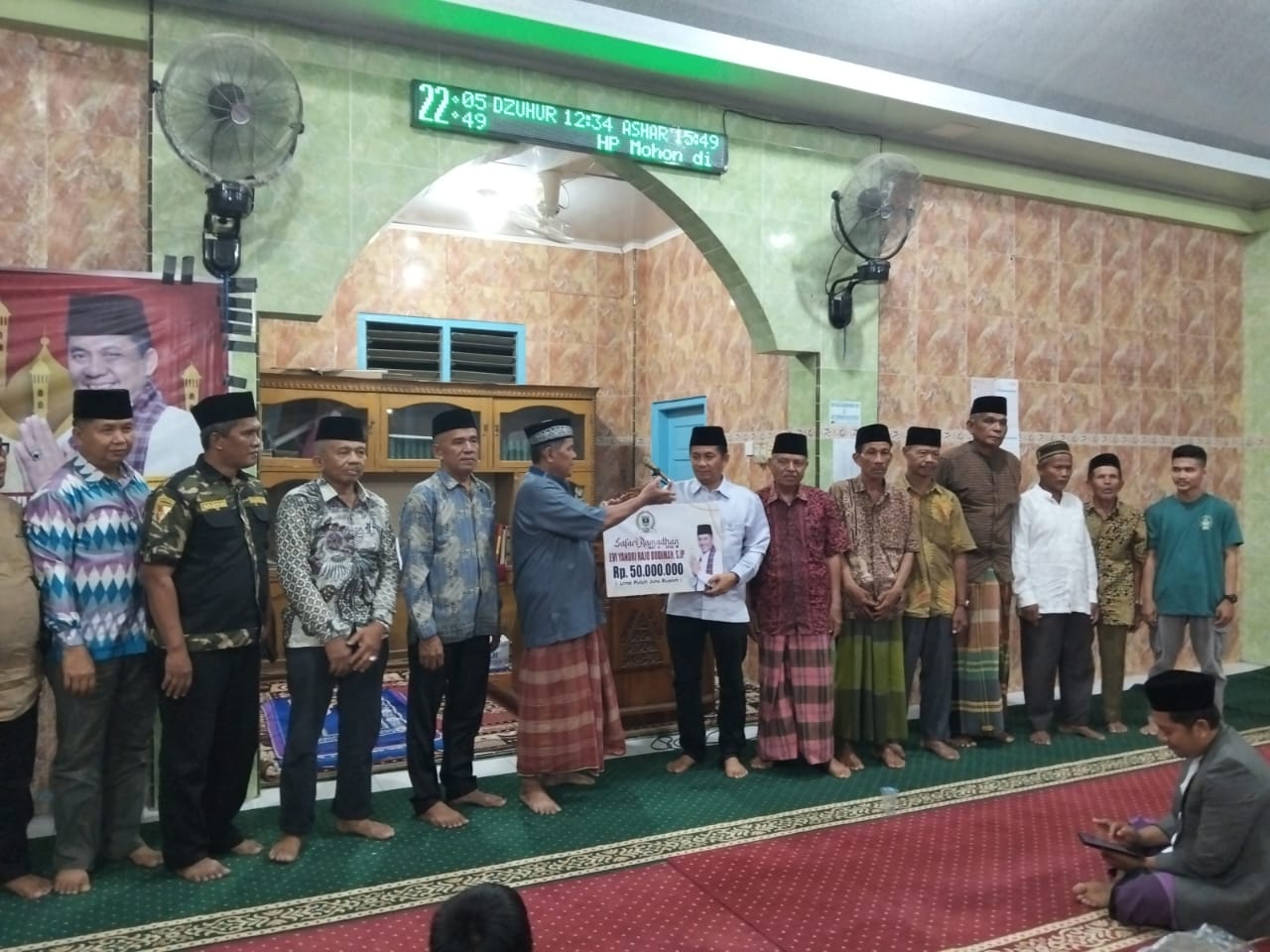 safari-malam-ke-5-ramadan,-evi-yandri-bagikan-mukena-dan-sembako