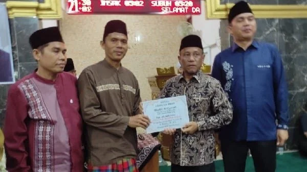 safari-ramadhan-di-masjid-al-quwait,-anggota-dprd-padang-h.-rusdi-bantu-kegiatan-keagamaan -rp-25-juta