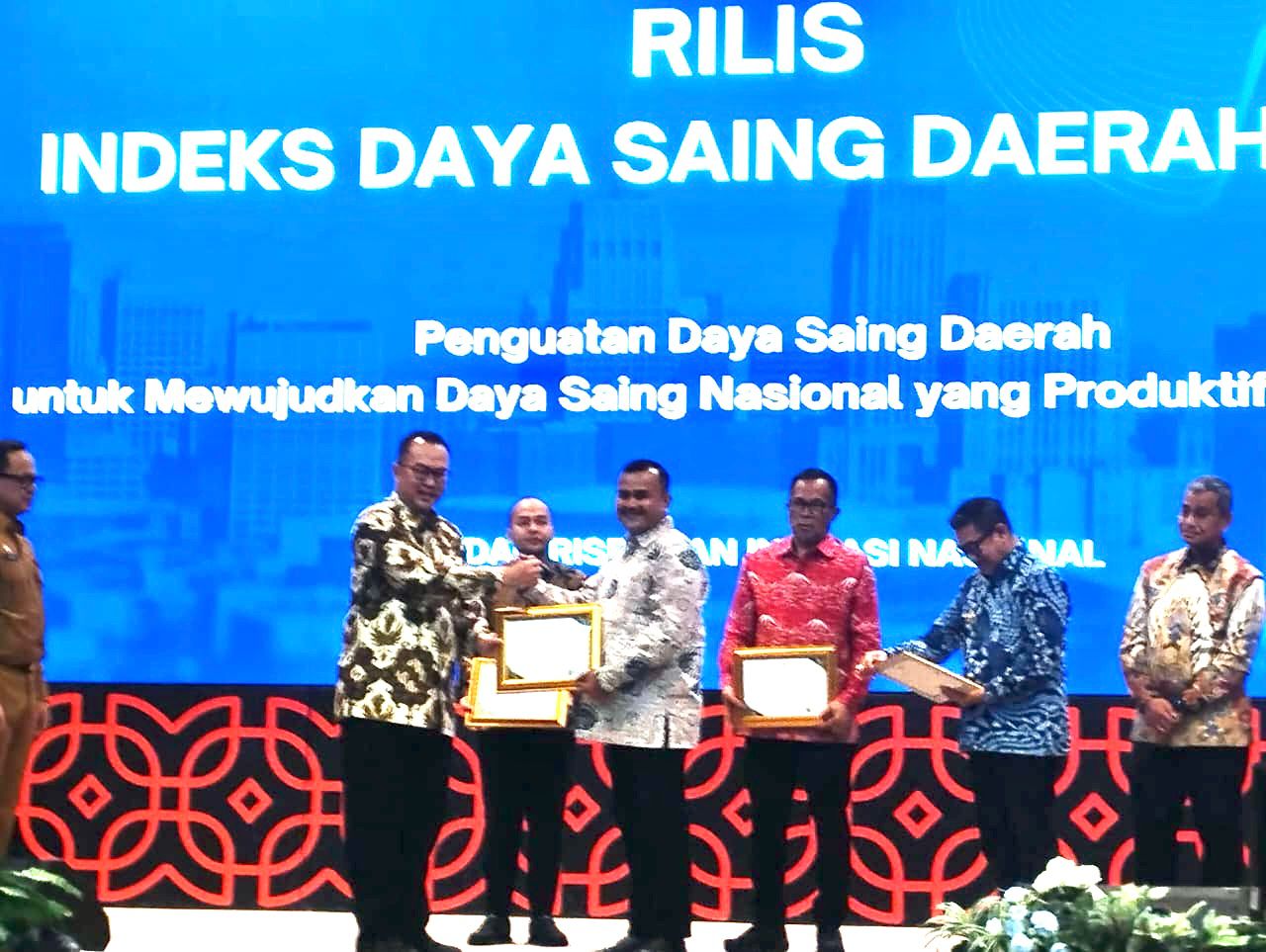 tertinggi-di-sumbar.-indeks-daya-saing-daerah-kota-padang-2025-raih-penghargaan-brin