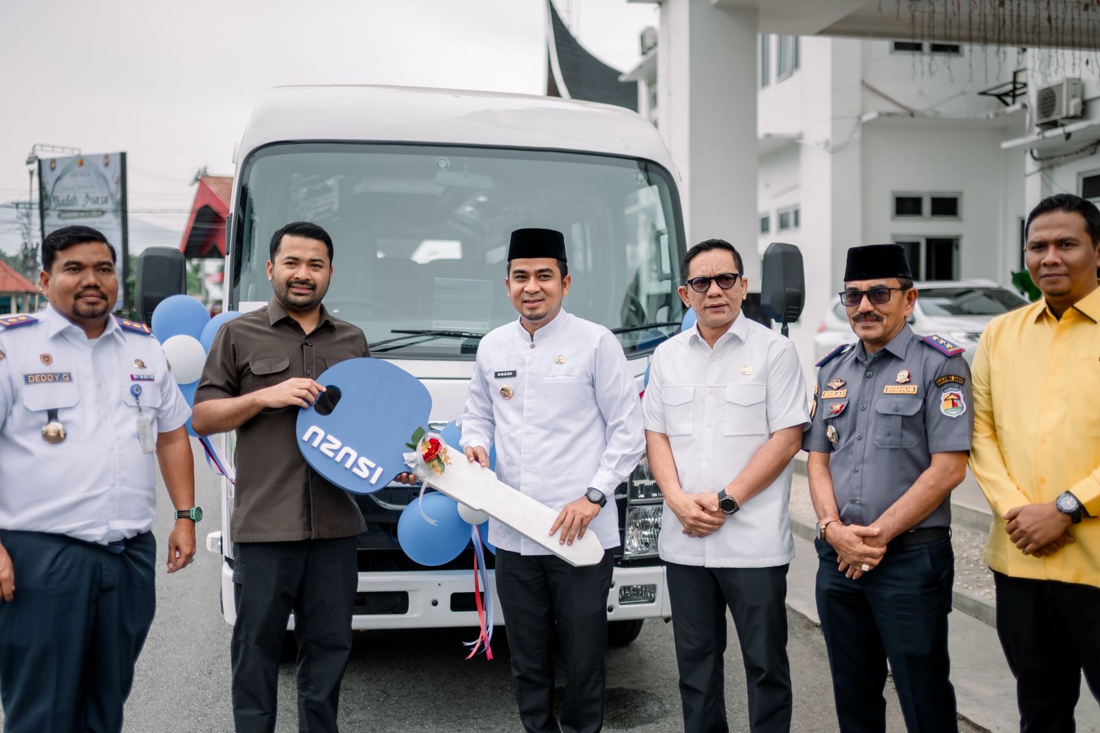 bawa-kabar-baik-untuk-kota-solok,-zigo-rolanda:-serahkan-bus-sekolah-dan -kawal-infrastruktur-air-bersih