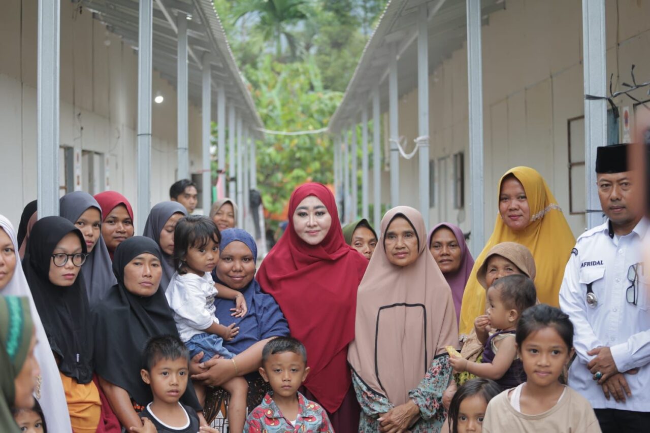 paket-sembako-untuk-korban-banjir-bayang-utara,-lisda-hendrajoni:-jangan-sampai-kebutuhan-dasar-terabaikan-di-bulan-ramadan