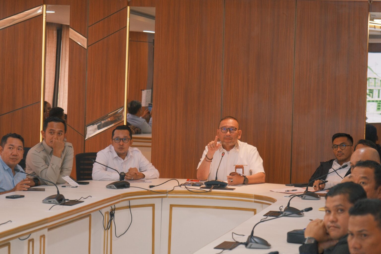 bupati-eka-putra:-terima-kasih-pak-dony-oskaria-yang -hibahkan-9,5-ha-tanah-keluarga-untuk-sekolah-rakyat