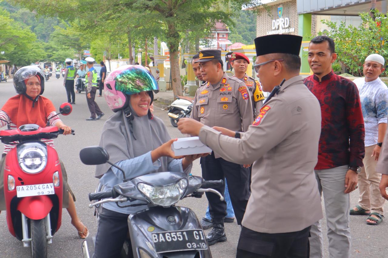 polres-pesisir-selatan-berbagi-200-takjil,-akbp-derry-indra:-indahnya-ramadan-ada-pada-kepedulian