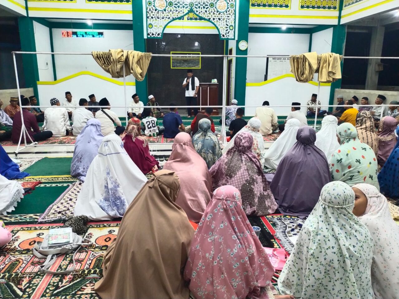bupati-pasaman-shalat-tarawih-di-mushalla-ar-rahman,-ajak-warga-kelola-sampah-dengan-baik