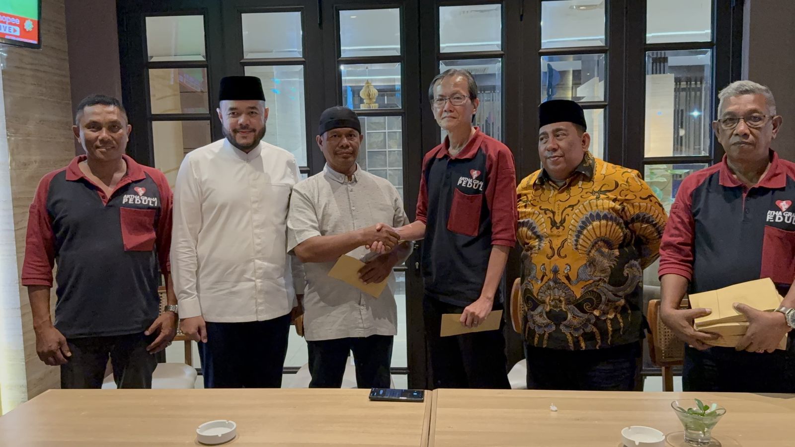 dmdi-dan-artha-graha-peduli-serahkan-santunan-untuk-warga-kota-padang