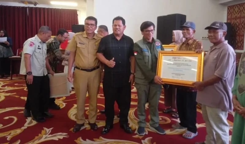 pemerintah-salurkan-rp2,415-miliar-untuk-perbaikan-rumah-korban-siklon-senyar-di-pesisir-selatan