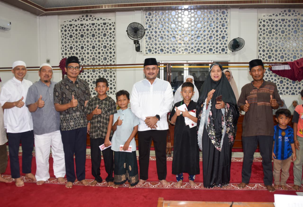 sekdako-raju-minropa-serahkan-hadiah-progul-smart-surau-pada-muirid-musala-al-mustamir-air-pacah