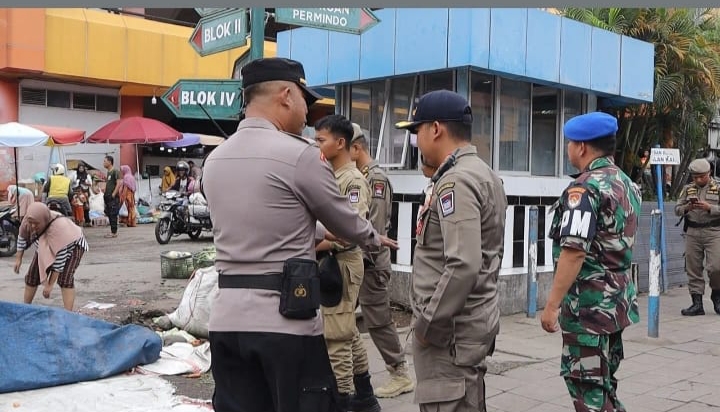 satpol-pp-kembali-tertibkan-pedagang-di-pasar-raya-padang