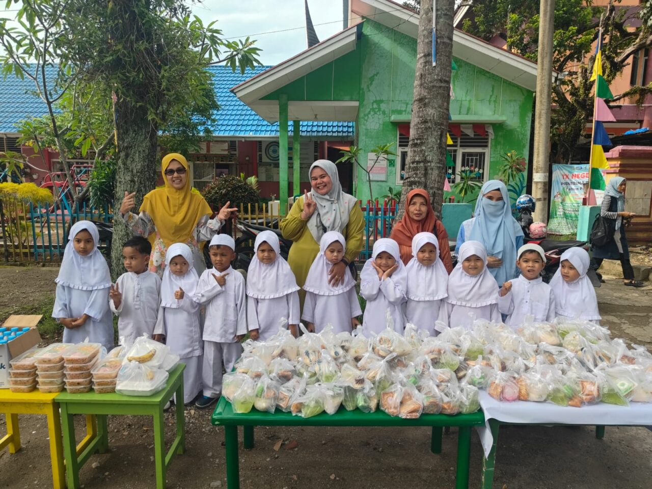 tk-negeri-1-padang-berbagi-takjil,-tanamkan-kepedulian-sejak-dini