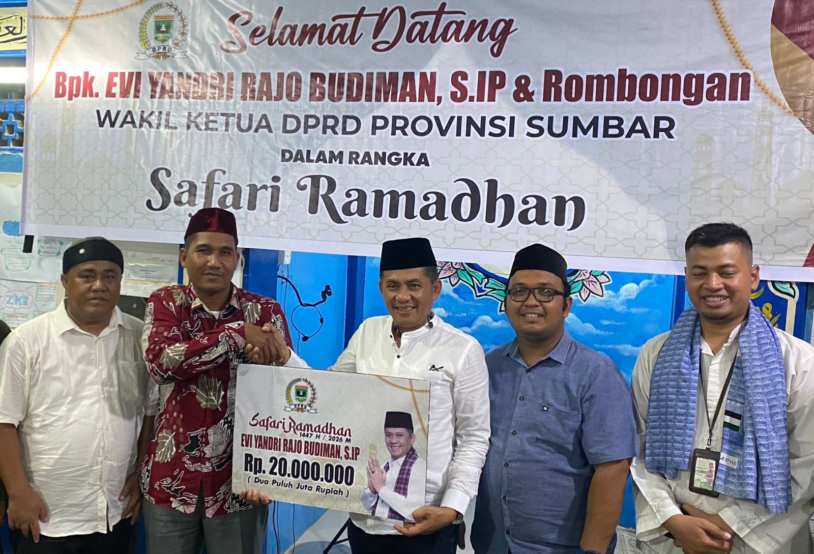 wakil-ketua-dprd-sumbar-evi-yandri-rajo-budiman-serahkan-bantuan-untuk-musala-nur-ishlah-sawahan
