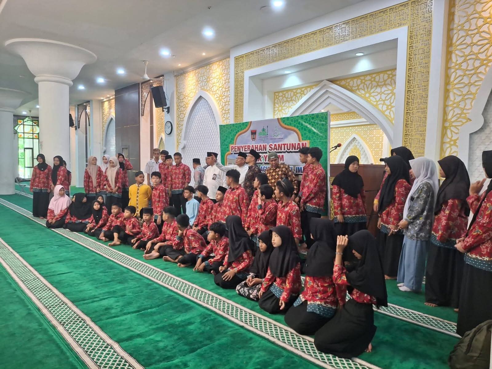 52-anak-yatim-dan-piatu-terima-santunan-dari-masjid-nurul-iman