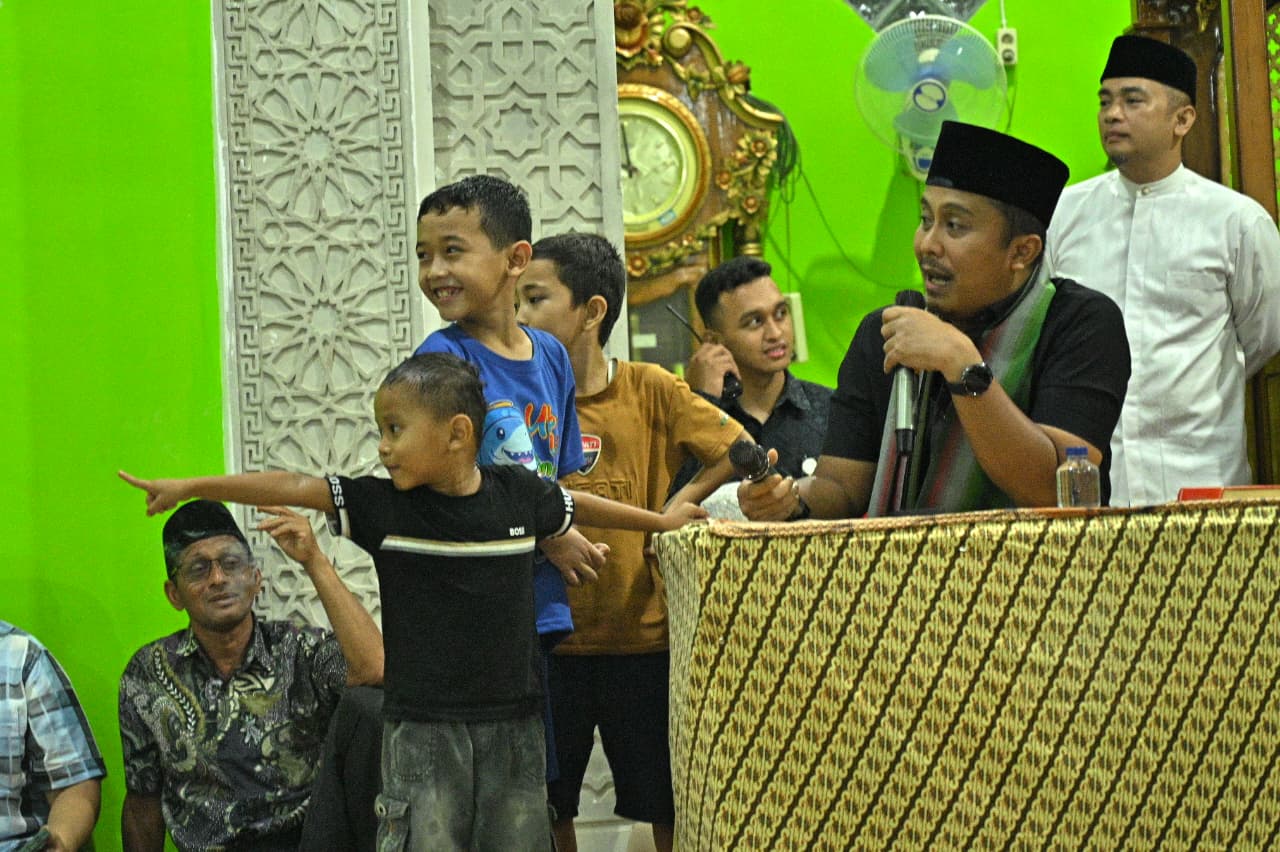 wagub-vasko-ruseimy-safari-ramadan-dan-serahkan-bantuan-di-masjid-perbatasan-sumbar-riau