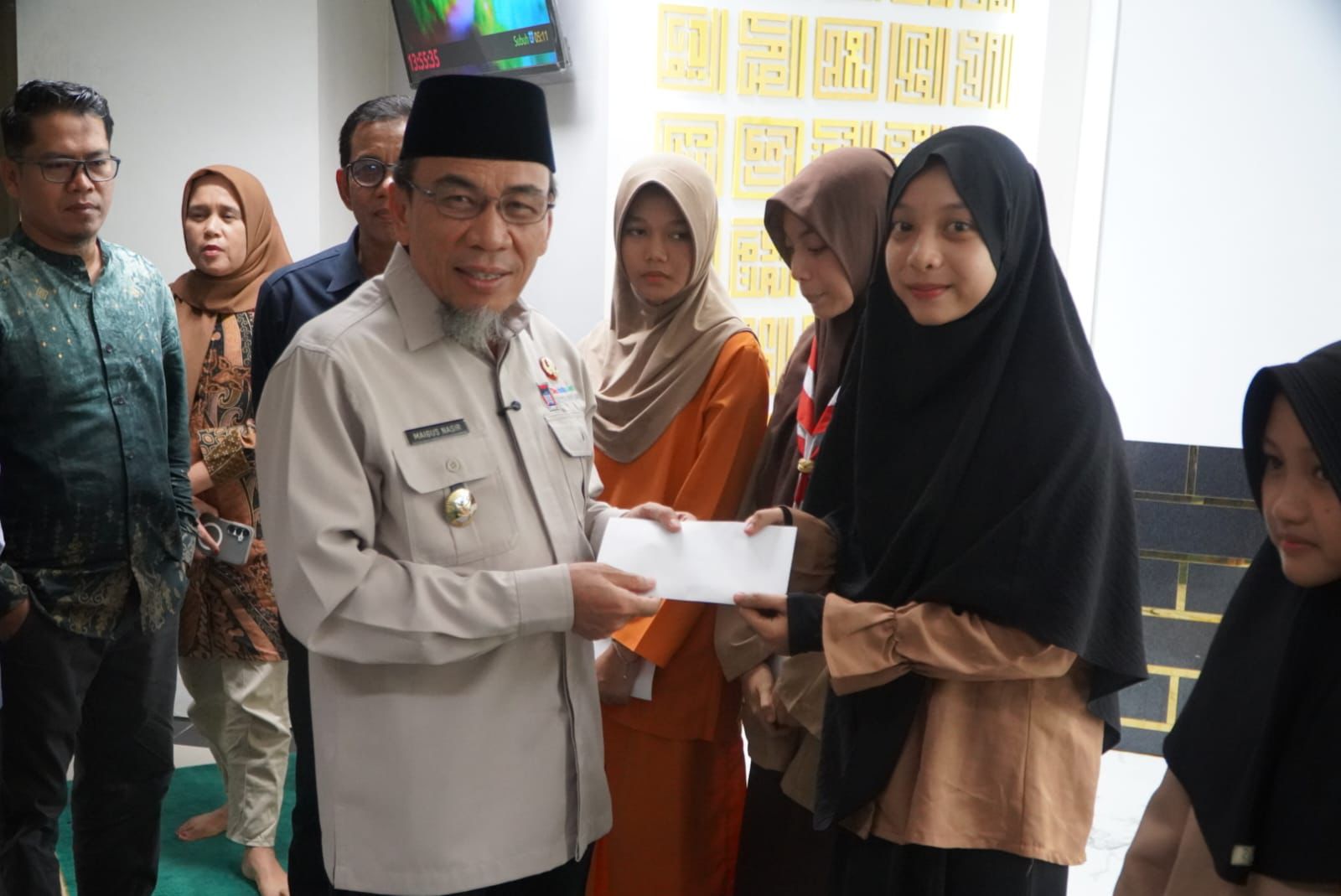 pemko-padang-santuni-112-anak-yatim-dan-piatu-di-balai-kota