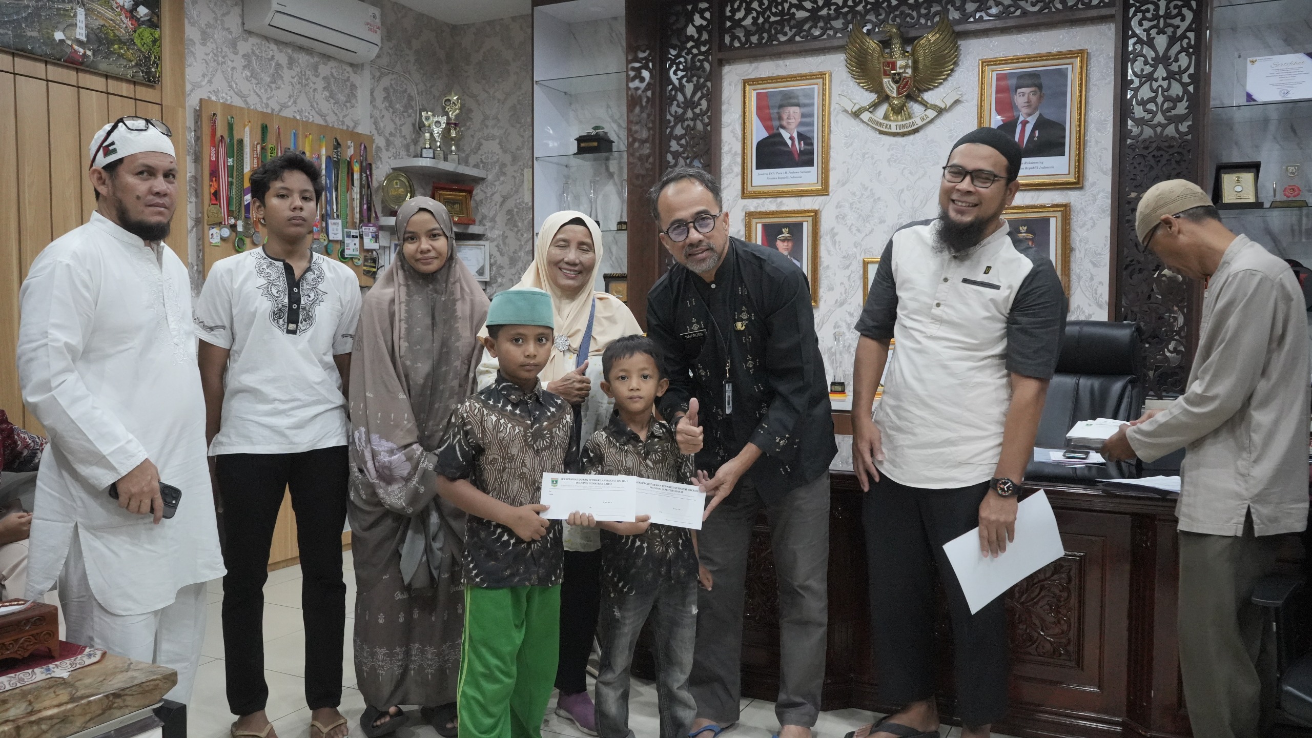 ketua-komisi-iv-dprd-sumbar-doni-harsiva-sosper-pengelolaan-sampah-di-linggo-sari-baganti