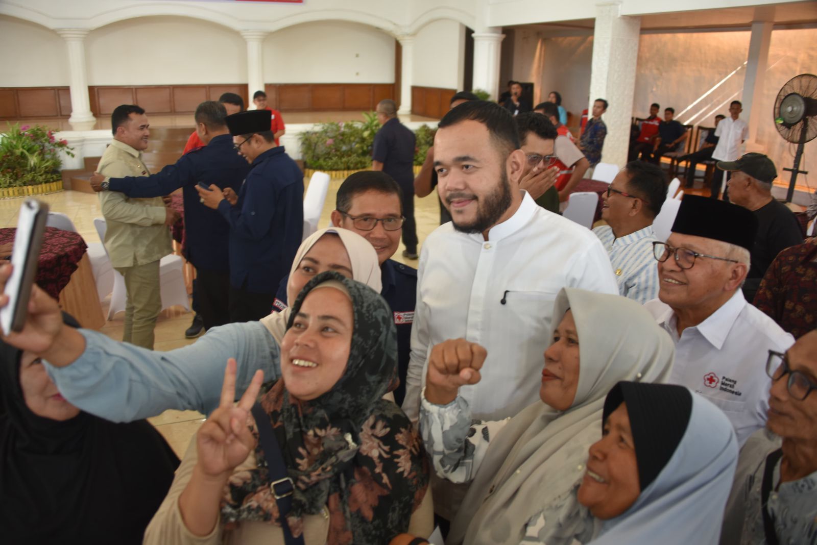 314-warga-terdampak-bencana-di-padang-terima-bantuan-pmi