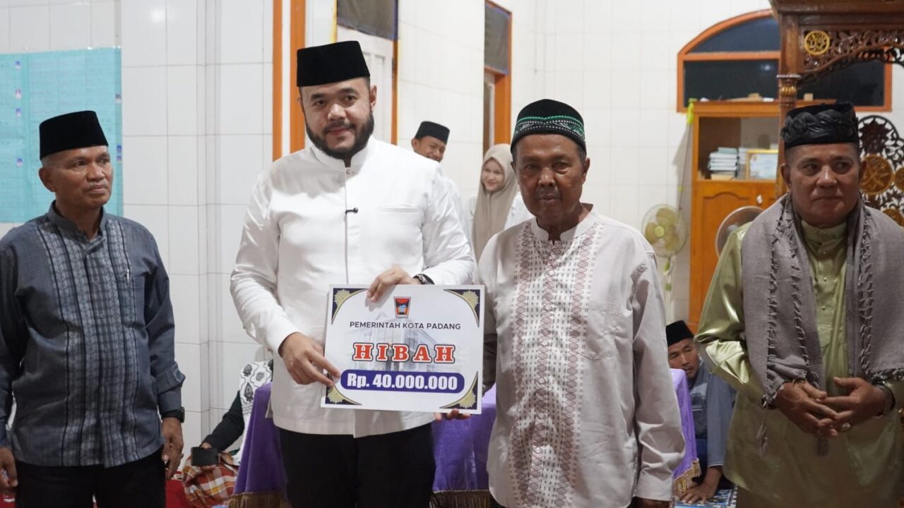 fadly-amran-serahkan-hibah-rp40-juta-untuk-pembangunan-masjid-nurul-istiqamah-timbalun