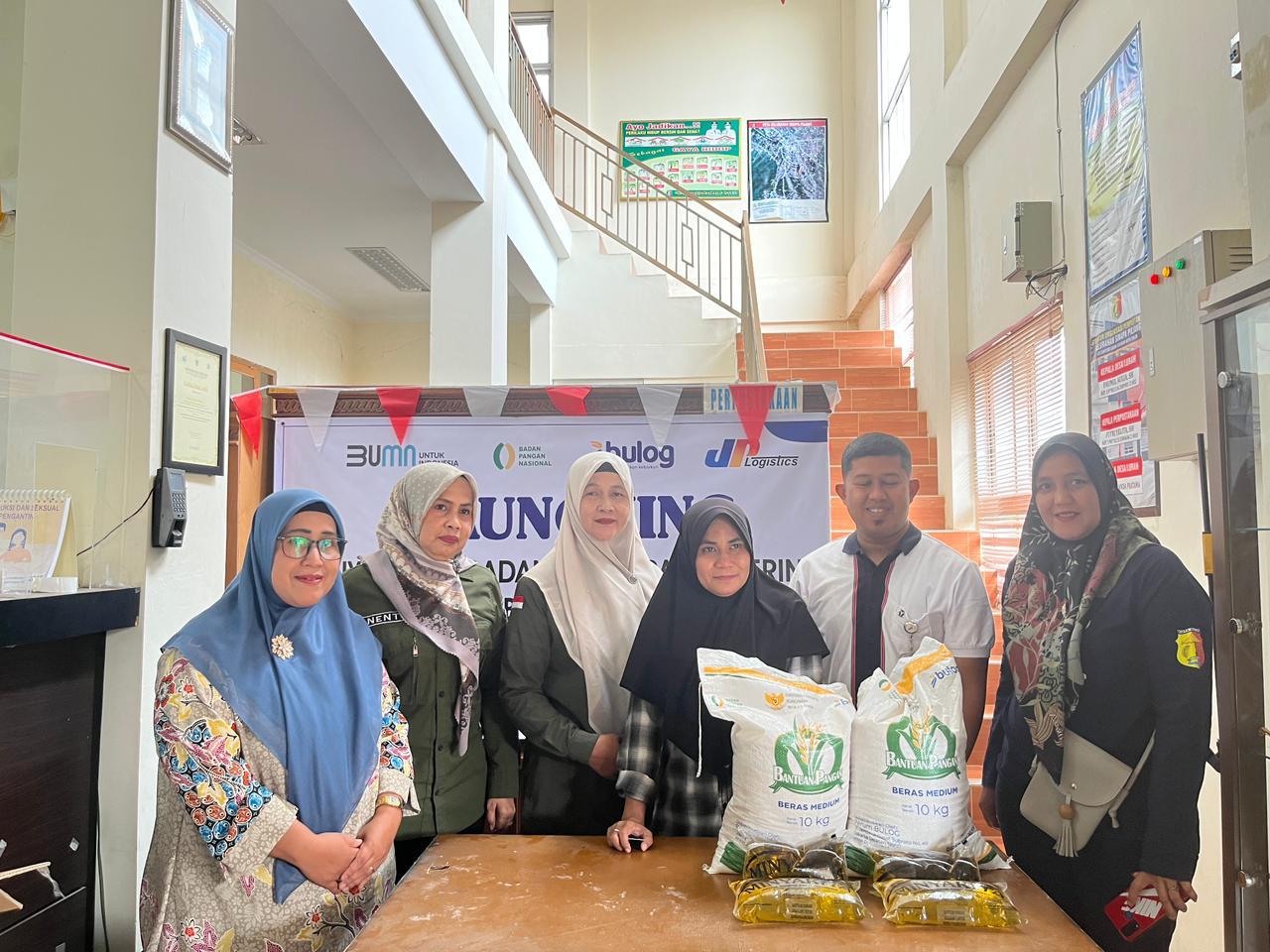 bantuan-pangan-serentak,-166-warga-terima-beras-dan-minyak-goreng-dari-bulog-solok