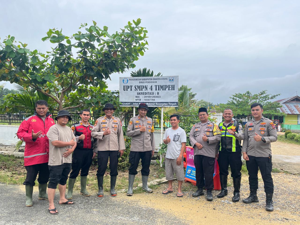 hujan-seharian-rendam-permukiman,-kapolres-dharmasraya-turun-langsung-bawa-perahu-karet