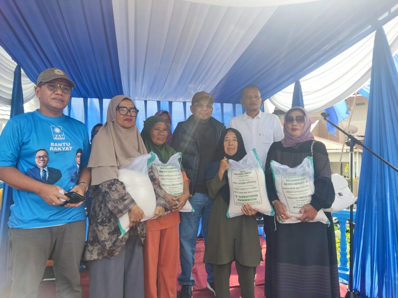 ringankan-beban-warga,-anggota-dpr-ri-asrizal-azis-bagikan-beras-ratusan-ton