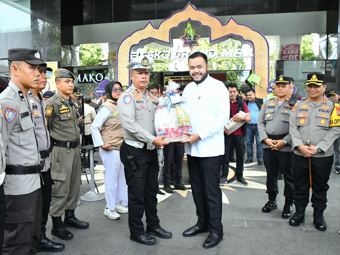 wako-fadly-amran-tinjau-posko-pengamanan-lebaran-di-kota-padang