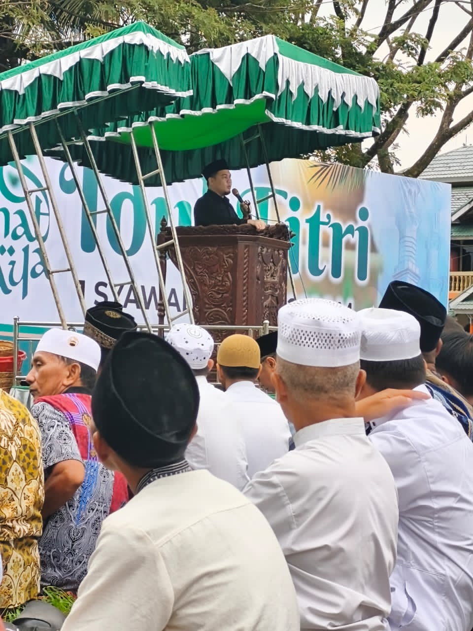 langit-mendung,-hati-terang:-ribuan-warga-padati-lapangan-merdeka-solok-untuk-salat-idulfitri