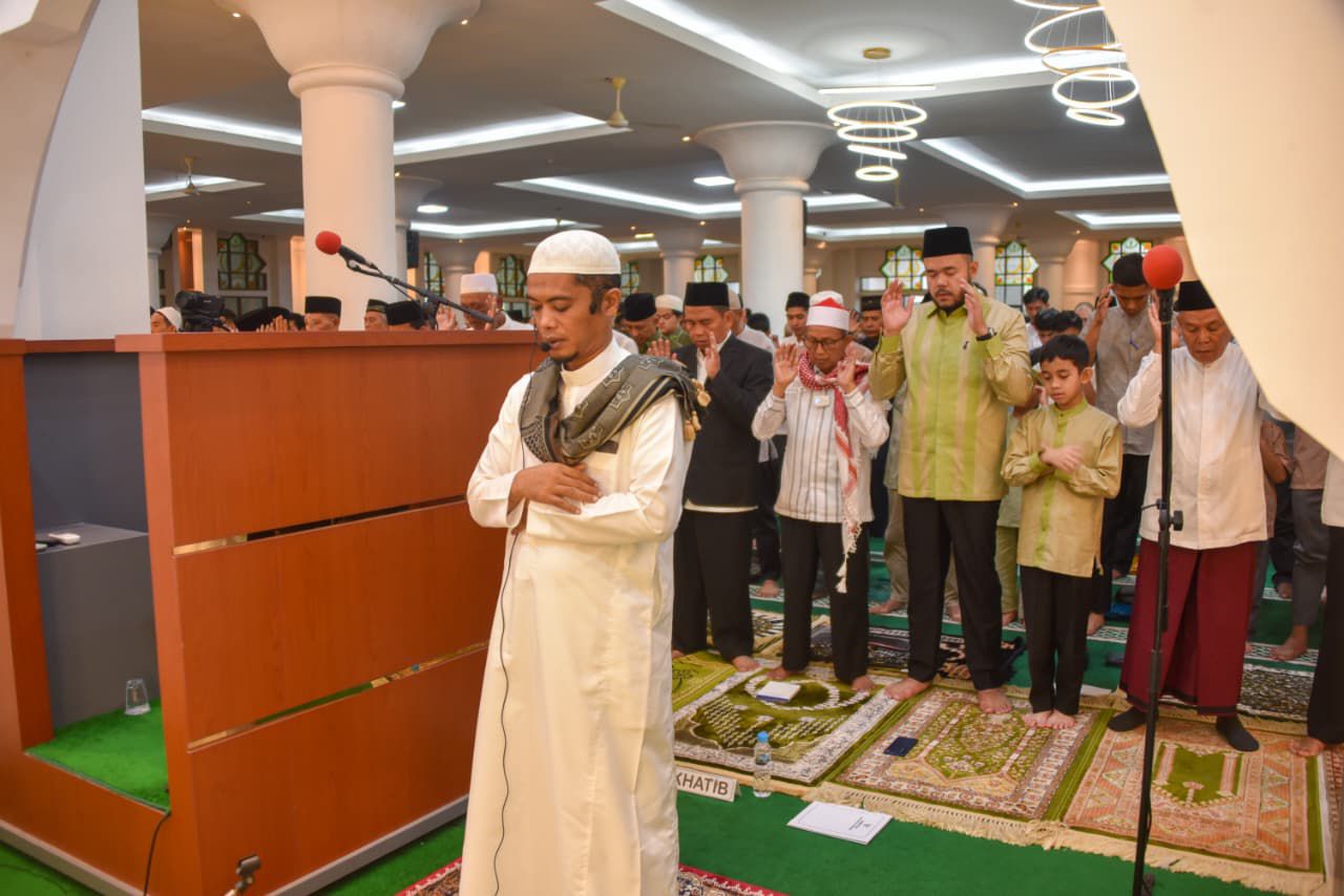 shalat-idul-fitri-di-masjid-agung-nurul-iman,-wako-fadly-amran:-momentum-saling-memaafkan