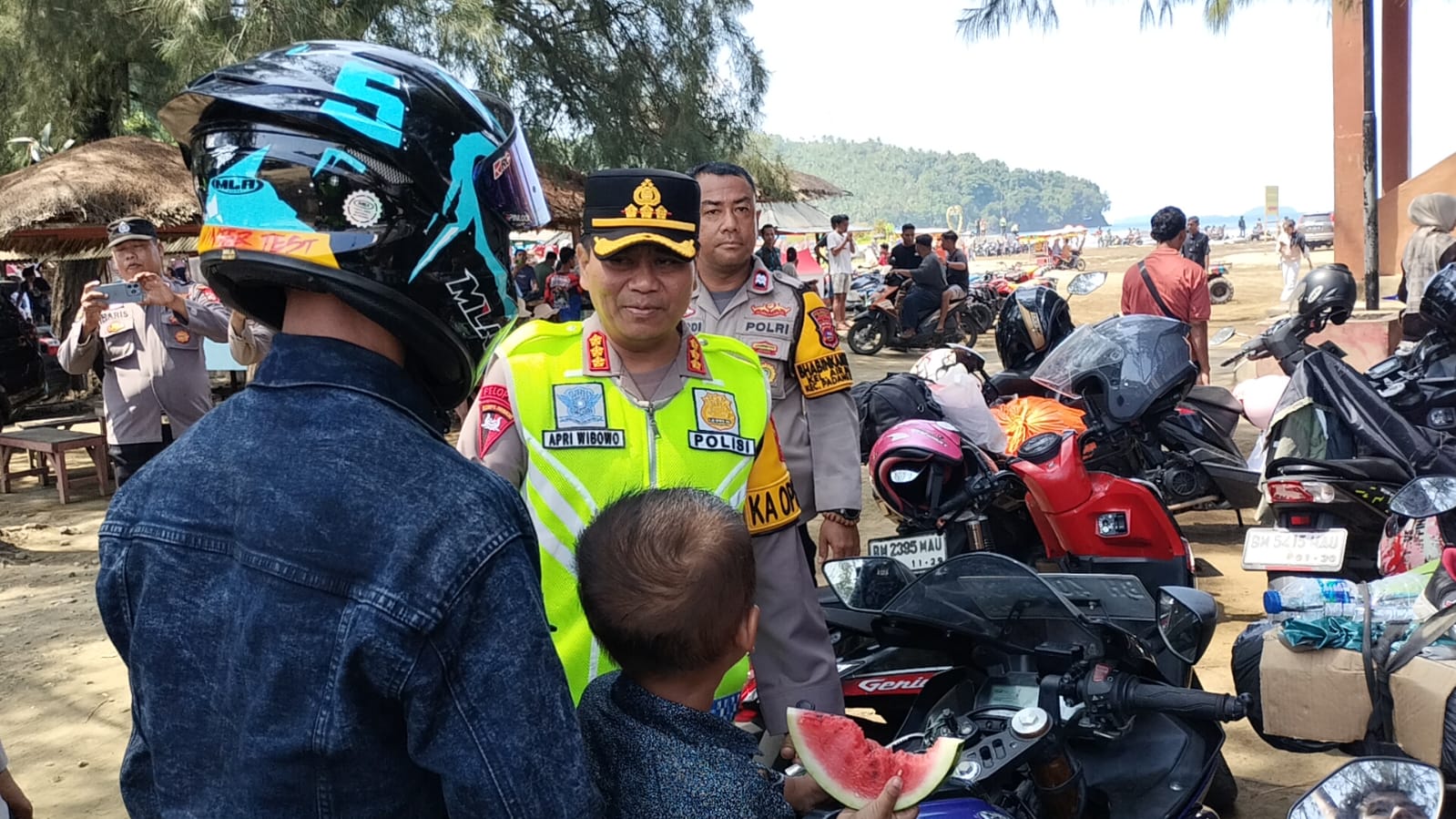 kapolresta-padang -pantau-pengamanan-di-kawasan-pantai-air-manis