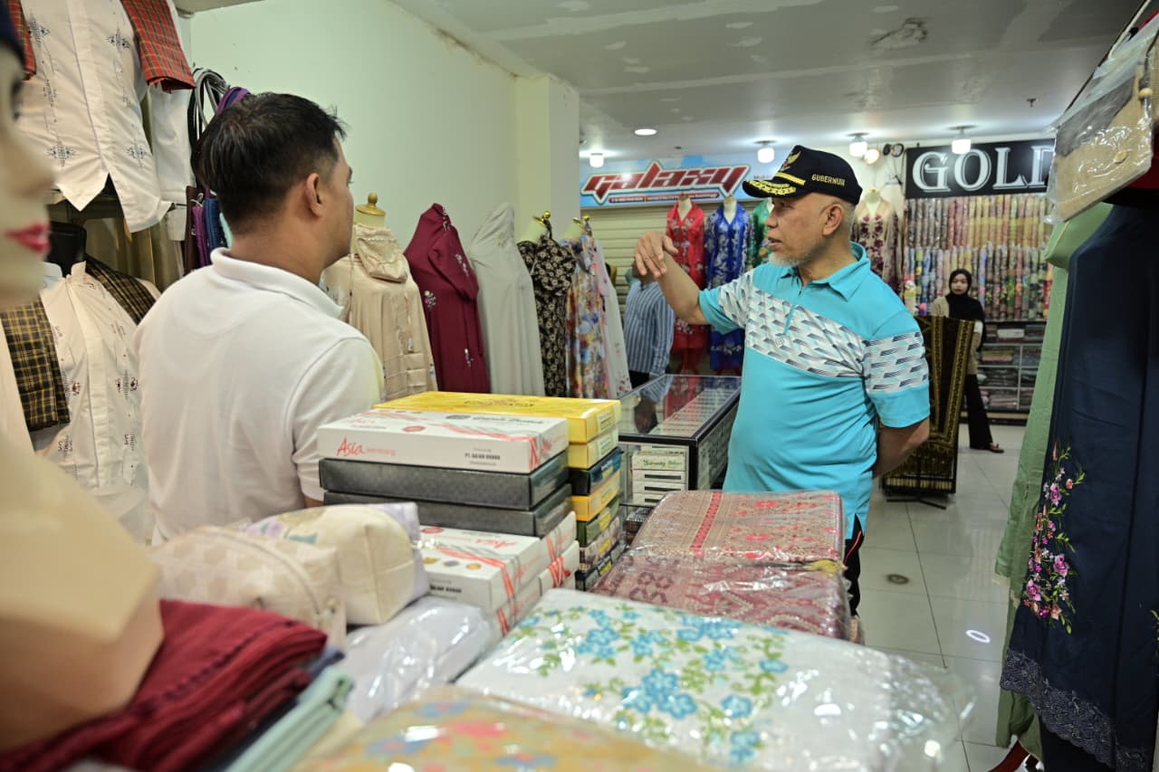 tinjau-pasar-ateh-bukittinggi,-gubernur-mahyeldi:-jaga-hospitality-dan-kebersihan-kawasan-wisata