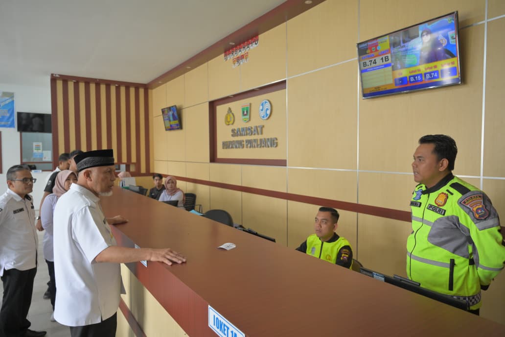 gubernur-mahyeldi-soroti-lemahnya-komunikasi-layanan-saat-sidak-samsat