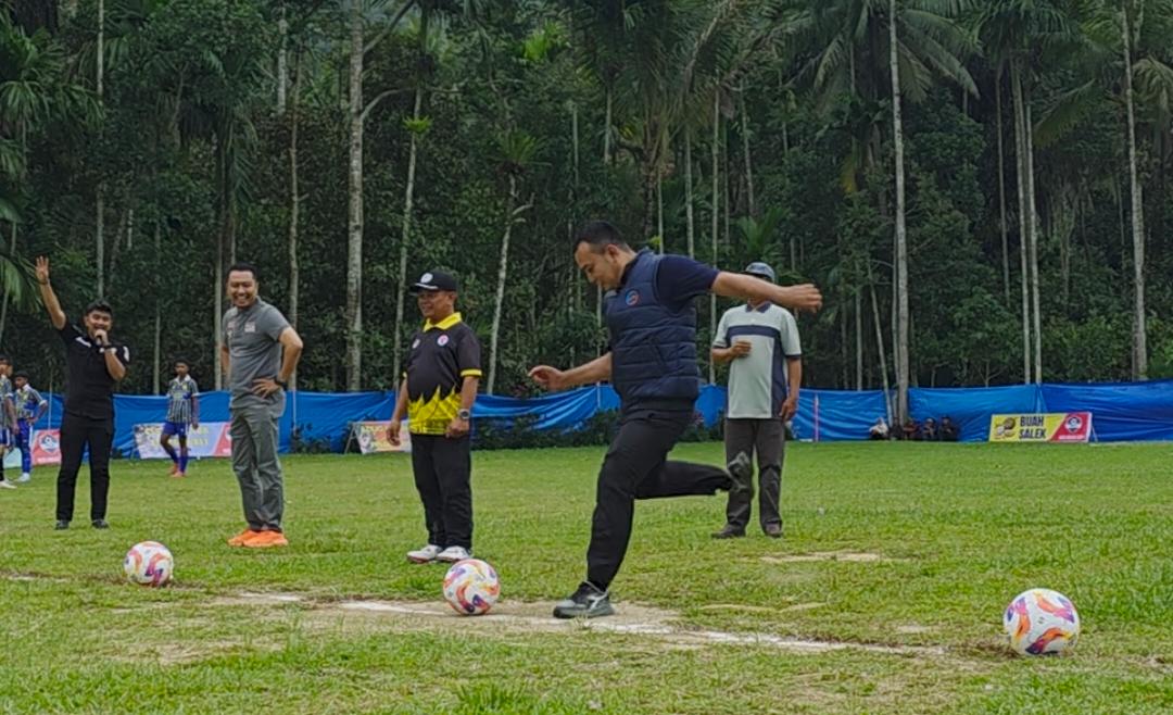 prima-maifirson-lakukan-tendangan-pertama-beri-semangat-sport-tourism-di-talang-maur