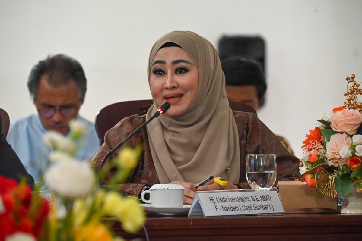 638-ribu-guru-madrasah-swasta-terancam-tanpa-kepastian,-lisda-hendrajoni-desak-revisi-uu-asn