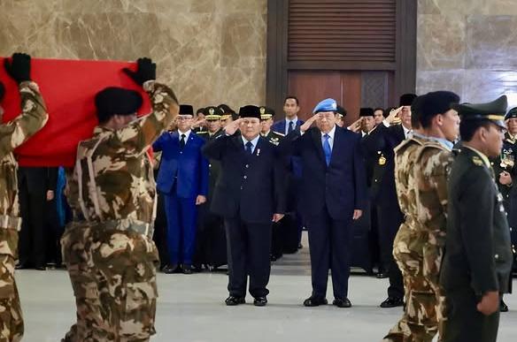 presiden-prabowo-beri-penghormatan-terakhir-tiga-prajurit-tni-yang-gugur-dalam-misi-pbb
