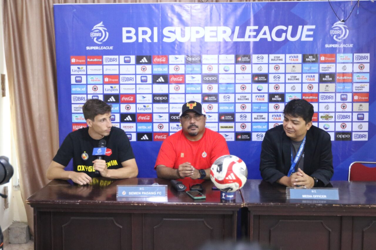 pelatih-semen-padang-fc-imran-nahumarury-siapkan-strategi-terbaik-lawan-persib,-bisa-menang?